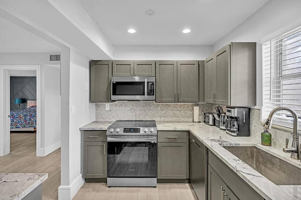One Bedroom Steps Away From The Beach! Sunny Isles Beach Zewnętrze zdjęcie